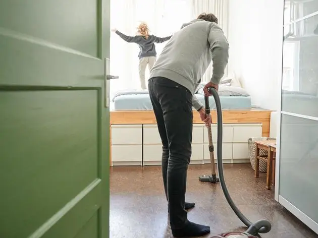 Männer ins Homeoffice! Gleichberechtigung bedeutet, dass beide Eltern Doppelbelastung erfahren.