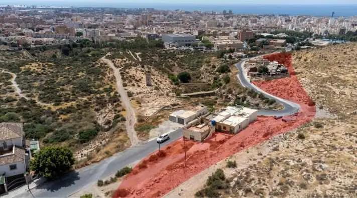 A subasta una parcela de más de 5.100 metros cuadrados en La Molineta con vistas a la Alcazaba y la bahía