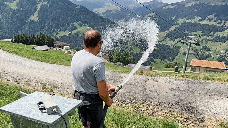 De fabricar nieve a combatir incendios: la solución que prueba una estación de esquí en Suiza