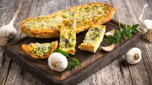 Try This Healthy Garlic Bread Recipe For Rainy Day Cravings That Pairs Perfectly With Soup, Pasta, Or Tea