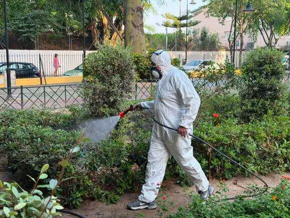 Mijas fumiga parques Andalucía, El Abuelo y 3 de Abril dentro de la prevención del mosquito del virus del Nilo