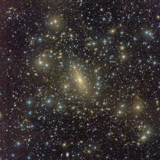 Una investigación del IAC determina el tamaño exacto de IC 1101, la mayor galaxia conocida