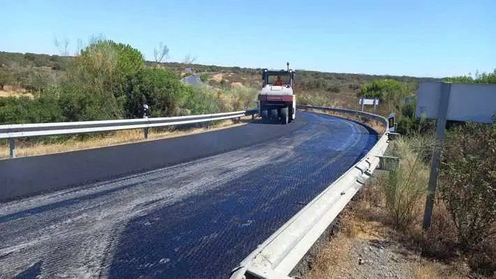 La Junta renueva el firme de la carretera A-490 entre San Bartolomé y Villanueva de los Castillejos