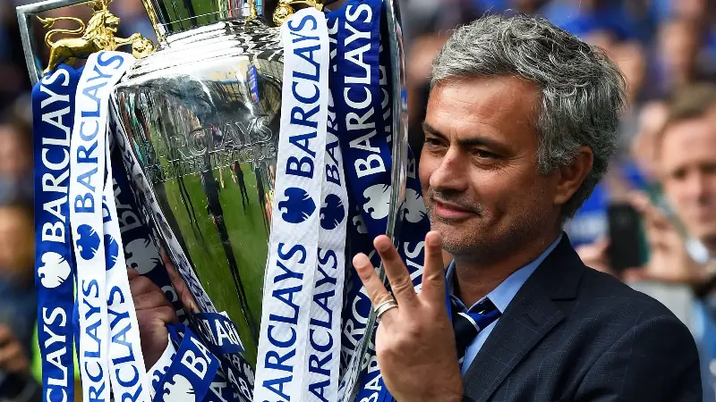 «¡Este cuenta como nueve!» - José Mourinho bromea al añadir la temporada invicta con el Benfica a su palmarés, igualando la hazaña del Arsenal