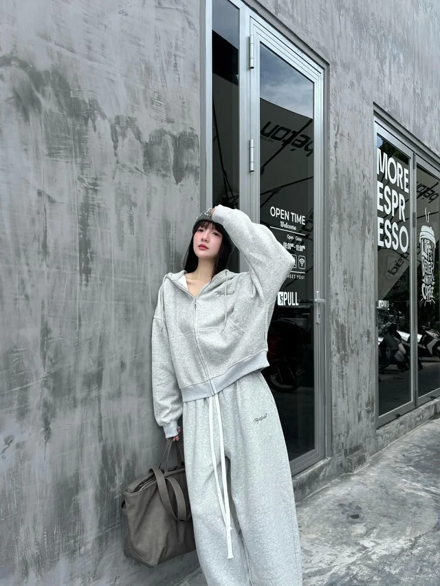 Not only for keeping warm, zip-up hoodies can also be stylish - Photo 5.