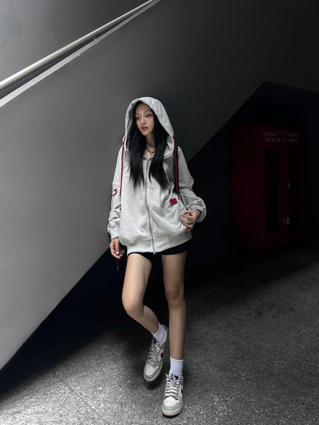 Not only for keeping warm, zip-up hoodies can also be stylish - Photo 3.