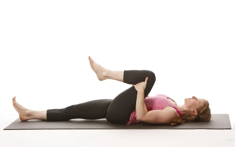 4 bài tập kéo giãn cột sống lưng cho người ngồi nhiều