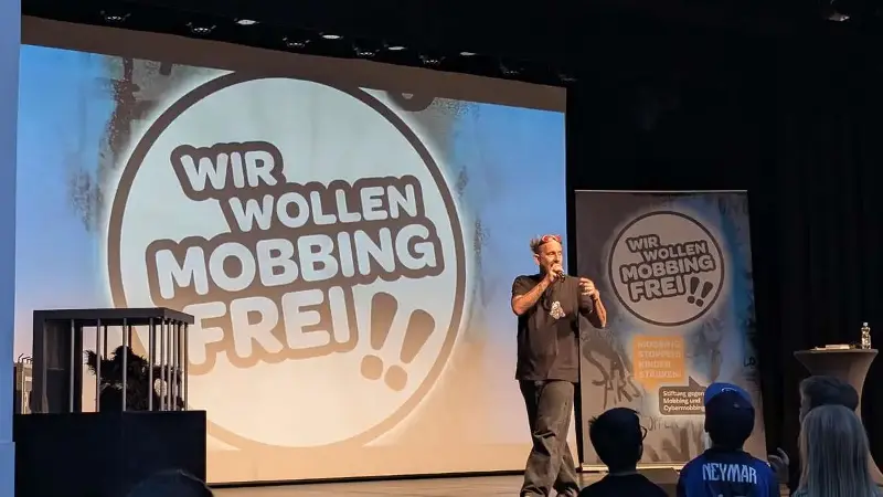 KiKA-Moderator macht mit Präventionsprogramm zu Mobbing Halt in Dietzenbach