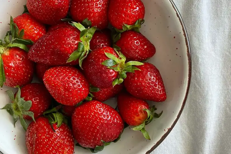 Come conservare le fragole fresche fino a 10 giorni con un semplice trucco