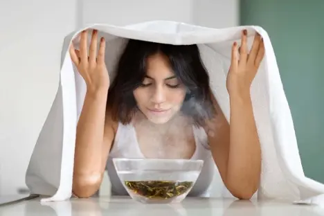Although facial steaming with mugwort offers many benefits, the frequency of use should be adjusted depending on skin type.