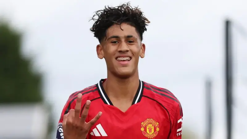 JJ Gabriel está «más que preparado» para subir al primer equipo del Manchester United, afirma Darren Fletcher, quien destaca que este «increíble» joven de 15 años tiene «un gran futuro»