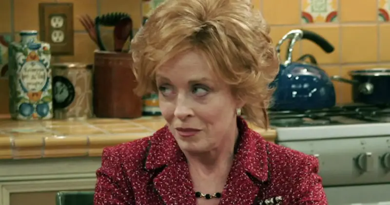 Holland Taylor revela que nunca recibió un aumento por Dos hombres y medio