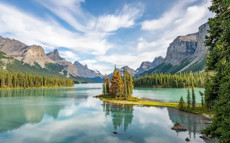The blue-green wilderness of Maligne Lake on Spirit Island - Francesco Riccardo lacomino/Moment RF