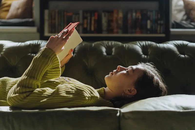 Reading helps strengthen the brain. 