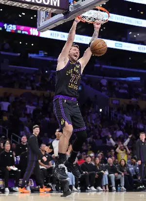 लेकर्स बनाम जैज़: प्लेऑफ सीडिंग की जंग से पहले बढ़ता रोमांच