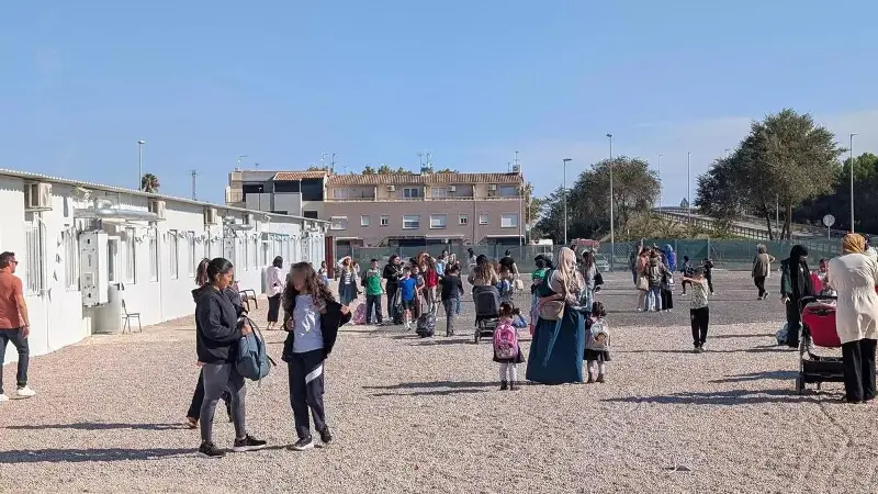 Salida de clases de los barracones del Ceip Orba de Alfafar.