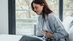 Sharp pain shifting from the navel to lower-right abdomen? Gastroenterologist reveals what it may mean
