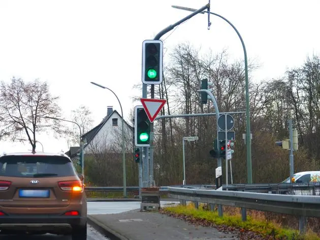 Bis Dienstagmittag war die Ampelanlage an der Külbe-Kreuzung noch nicht korrigiert.