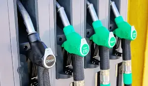 El precio del combustible vuelve a tensar Francia y las grandes cadenas se rebelan