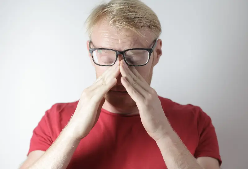 Keeping hands away from the eyes lowers the risk of conjunctivitis.