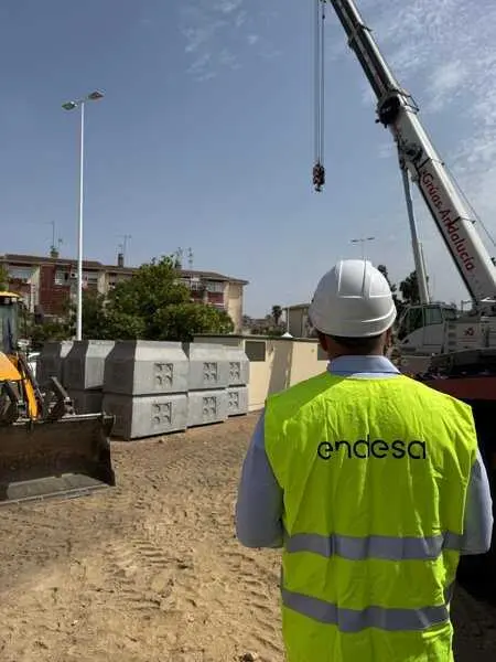 Endesa instala en Las Tres Mil Viviendas el primero de los 23 centros de transformación previstos en Sevilla