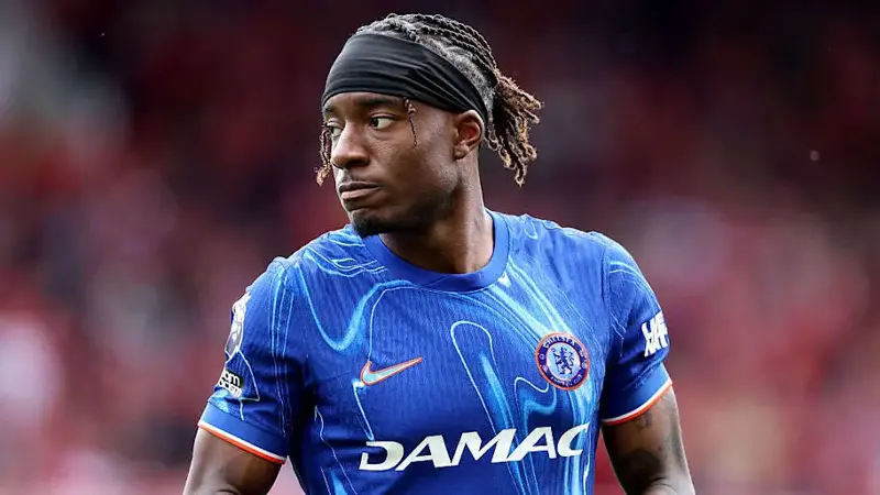 Noni Madueke playing for Chelsea.