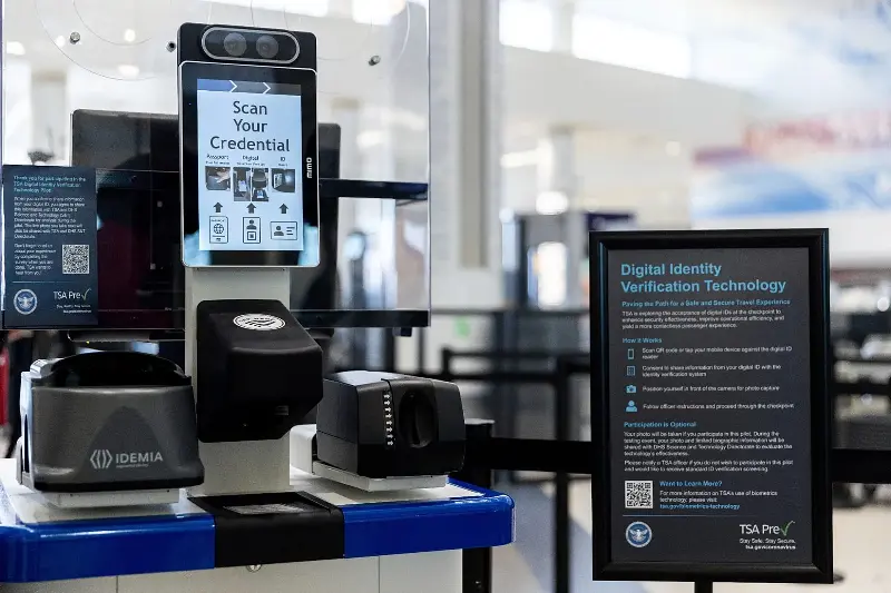 Die Initiative Digital Travel Credentials (DTC) bietet eine sichere digitale Version des Reisepasses, damit Grenzkontrollen schneller und einfacher werden
                                    AP Photo