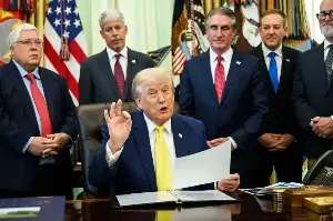 Trump frena los bombardeos sobre Irán y vuelve a apostar por la diplomacia, que Teherán rechaza