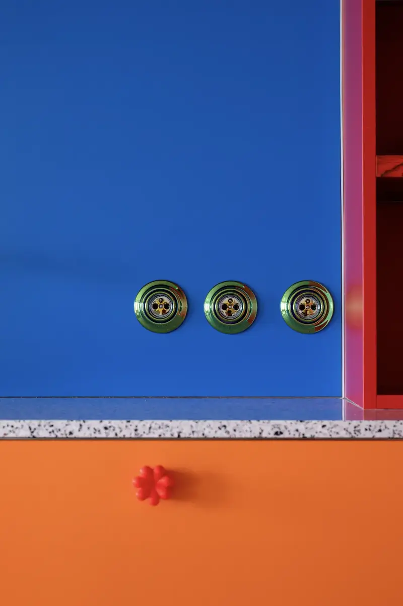 For Célia's eye, every detail matters. Even the socket covers are a deliberate choice, earning a look that lingers. Sabine Serrad. Design: Célia Reubrecht
