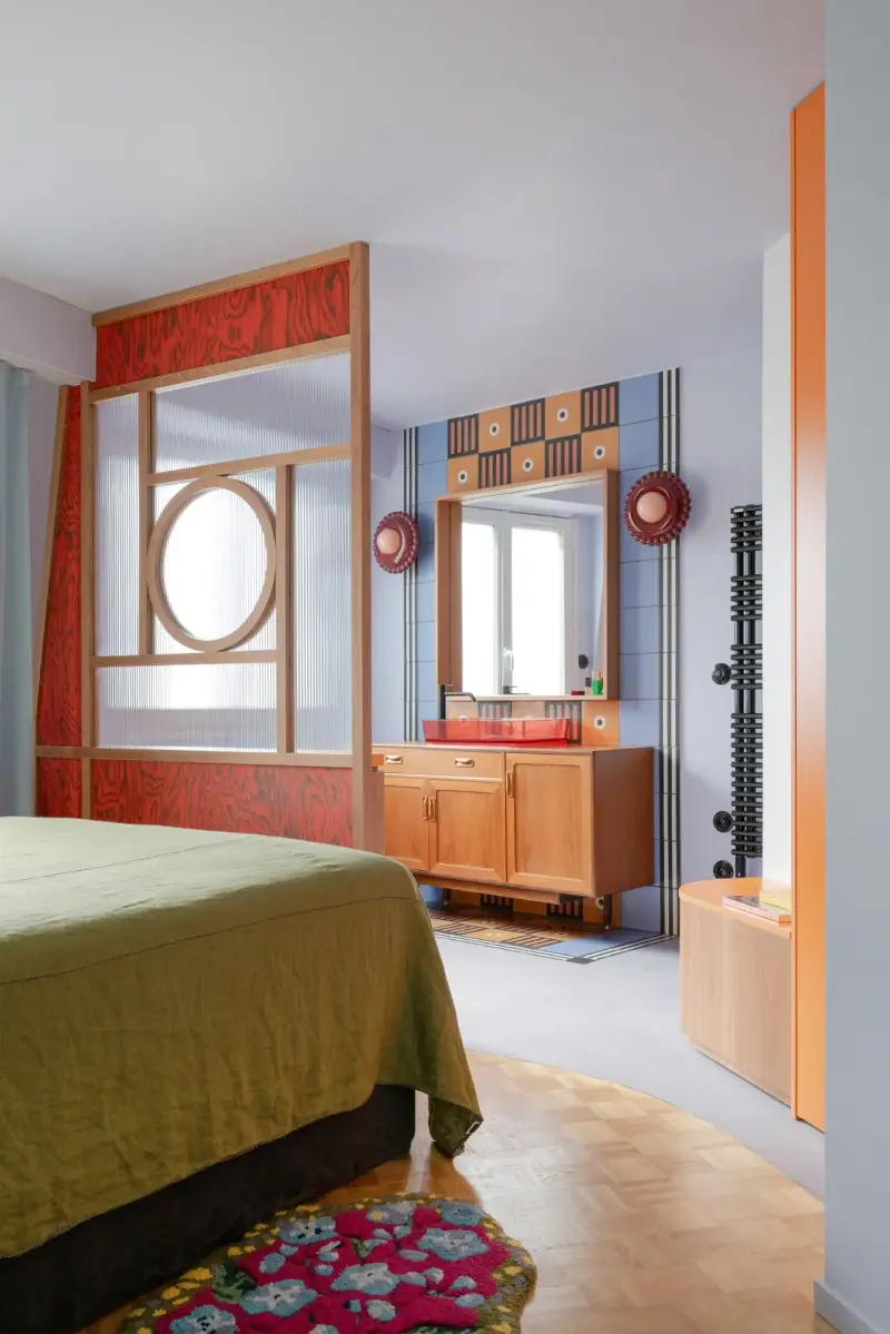 Bedroom and bathroom merge into one languid and luxurious master suite. Sabine Serrad. Design: Célia Reubrecht