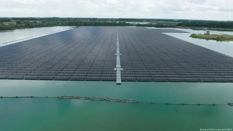 Crean células solares que podrían funcionar bajo el agua hasta cinco años y medio, según un estudio