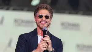 Akele mein batana chahiye tha: Shah Rukh Khan to fan after she tells him she loves him more than her husband