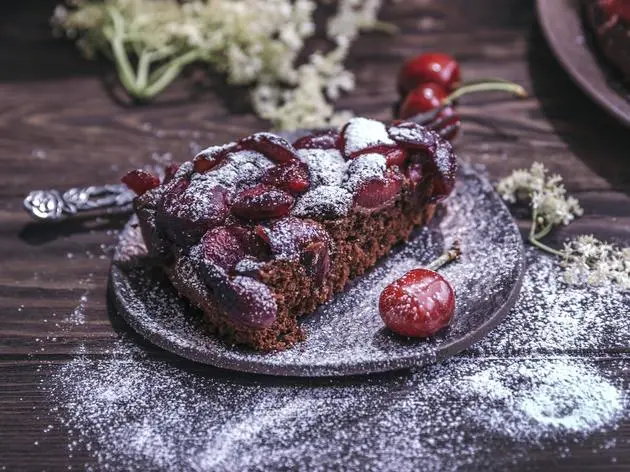 Entdecken Sie den fruchtig-süßen Geschmack des Schoko-Kirsch-Kuchens!