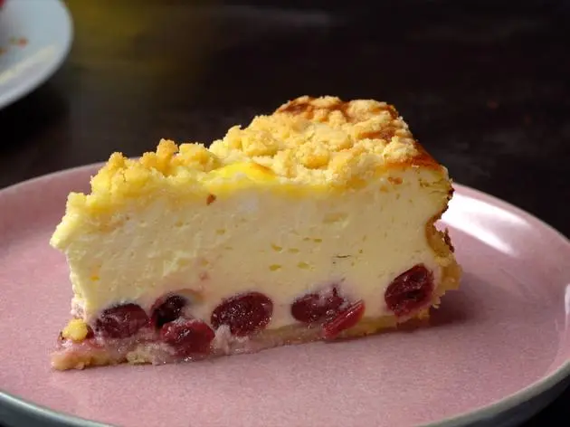 Dieser cremige Käsekuchen mit Kirschen und Streuseln ist ein klassisches Rezept von Oma.