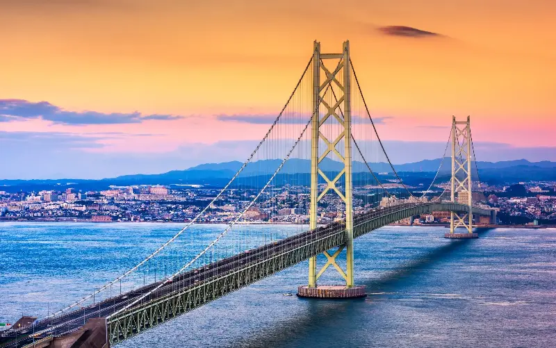 The Akashi-Kaikyo Bridge successfully withstood a powerful earthquake in 1995, while it was still under construction - Sean Pavone/iStockphoto