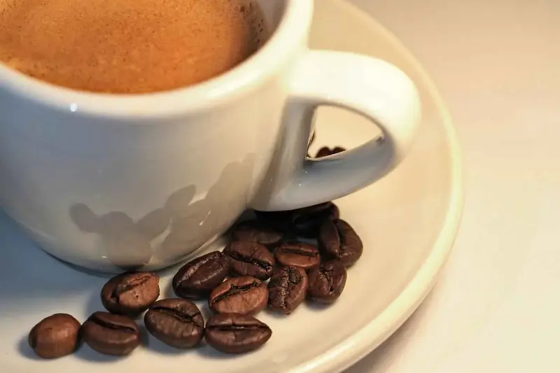 Cosa succede al tuo corpo quando bevi caffè ogni giorno (anche decaffeinato)