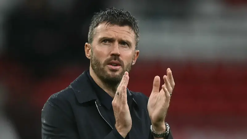 Carrick pide cautela en medio de la tormenta del mercado de fichajes
