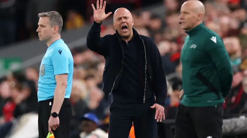 Suplentes y entrenador