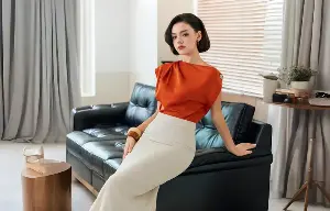 How to wear a silk blouse to flatter your figure and create a unique look for the office lady.