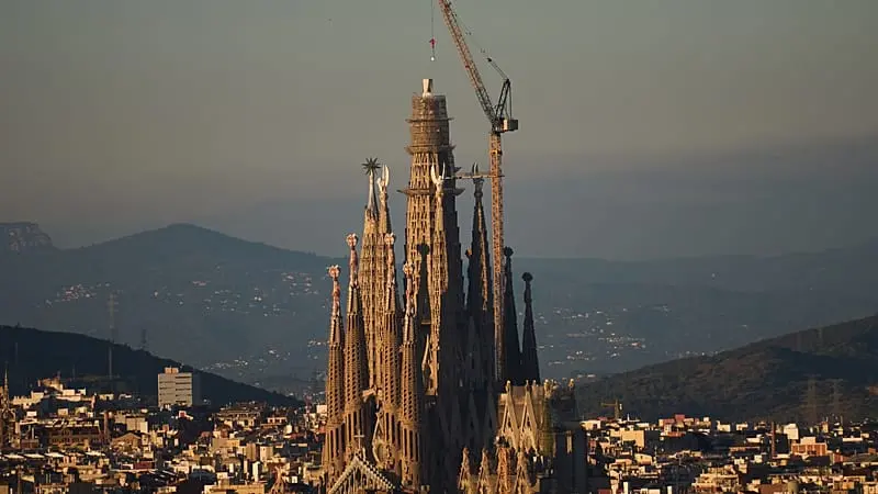 Barcellona, la Sagrada Família diventa la chiesa più alta del mondo
