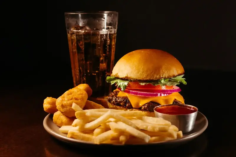 Cibi ultra-processati, i danni aumentano: il loro consumo assiduo riduce la fertilità maschile e rallenta lo sviluppo degli embrioni