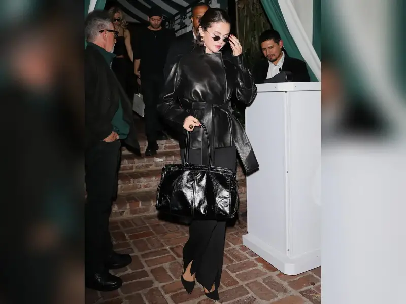 Selena Gomez glänzt im Komplett-Leder-Look