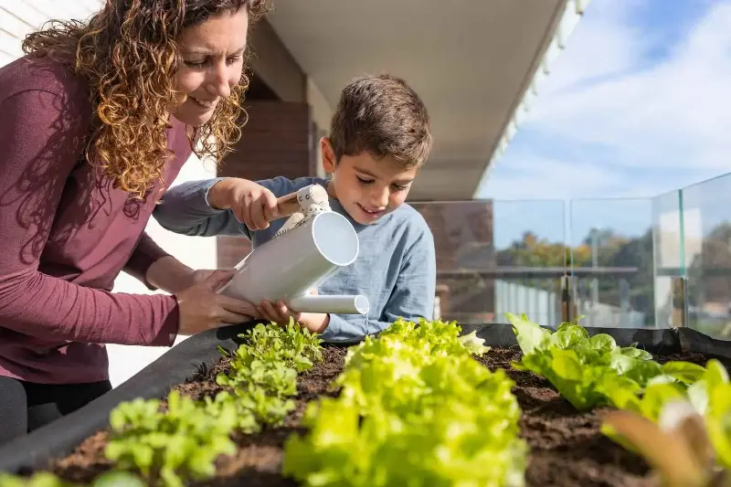 Giornata Mondiale della Natura 2026: 3 esperimenti sensoriali da fare sul balcone con i bambini