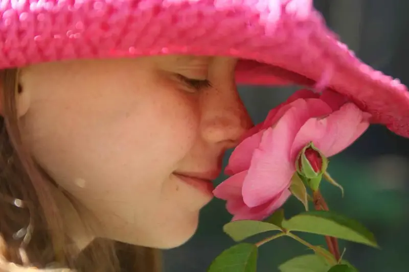 bambina che annusa un fiore