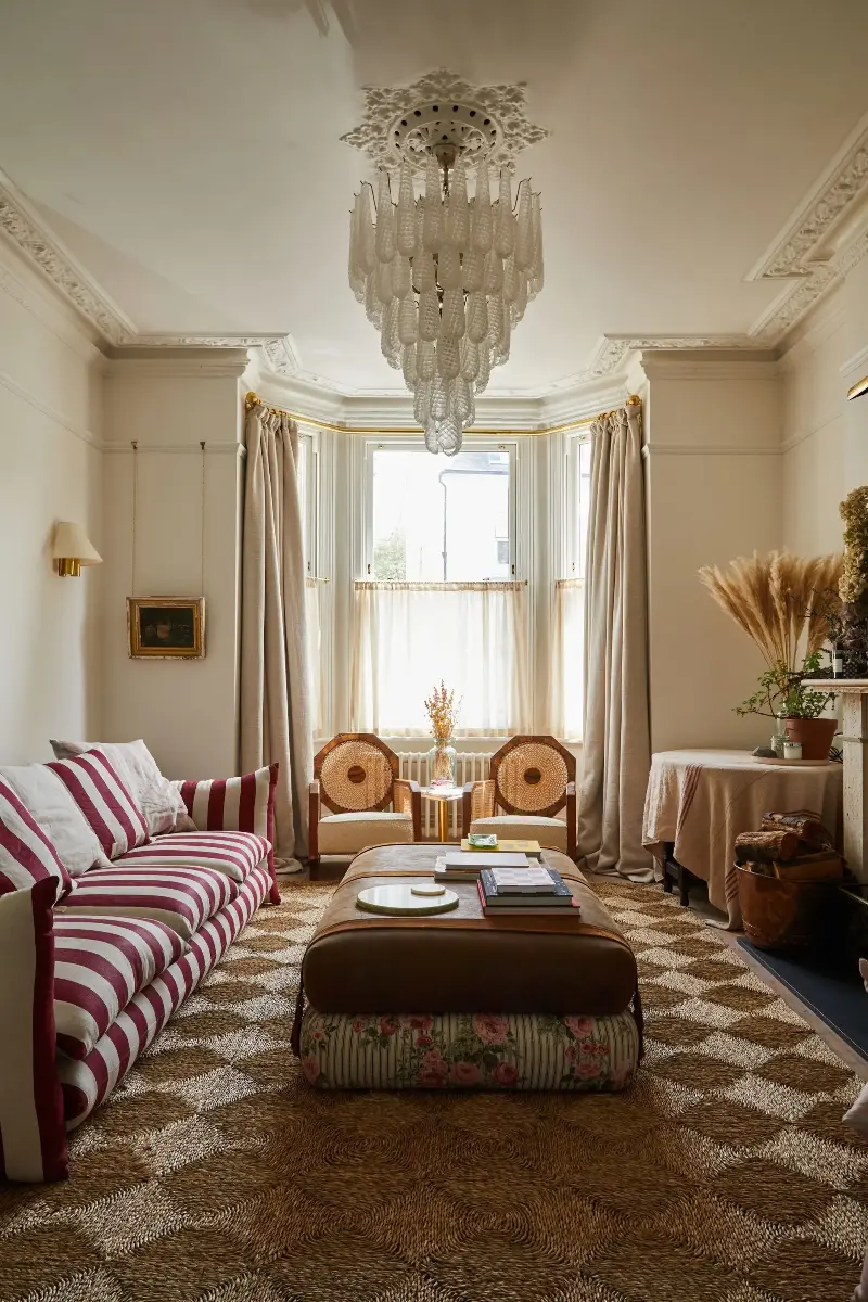 A statement fixture is the perfect conversation piece when entertaining guests (and to admire when no ones around, of course). (Image credit: Alicia Waite. Design: Buchanan Studio.)