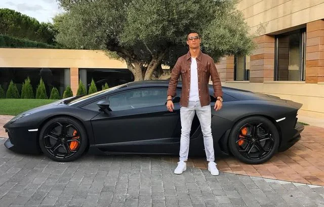 Cristiano Ronaldo unexpectedly showed off his impressive supercar garage, featuring a collection of Ferraris and Bugattis - Photo 3.