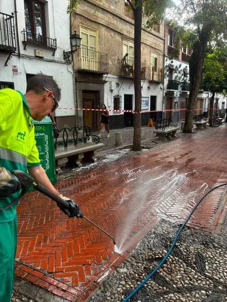 Ayuntamiento impulsa en verano un Plan Integral de baldeo de plazas para reforzar la limpieza en los barrios