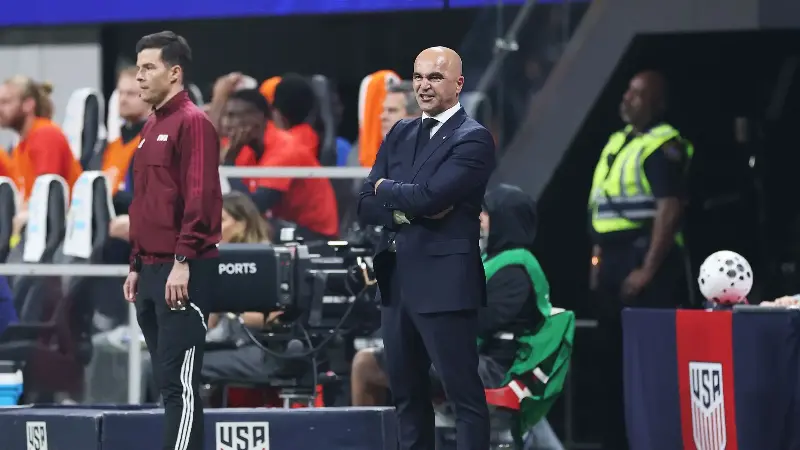 Suplentes y entrenador