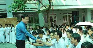 Tomorrow morning (October 19th), "The Secrets of Our Age" will be presented to students of Nguyen Hien High School.
