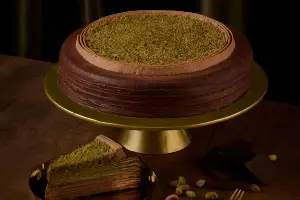 This trending cake is causing many people to rush through doorways and race to form long queues.